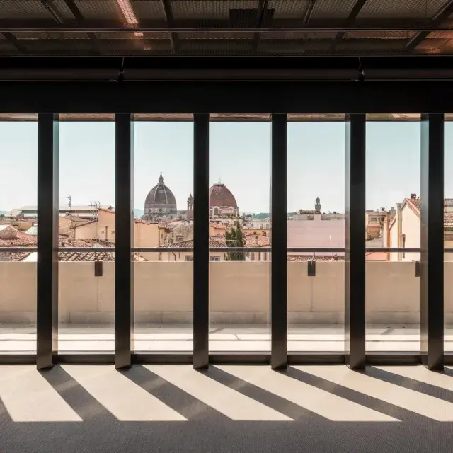 Faux plafond de la salle avec vue donnant sur le centre historique de Florence