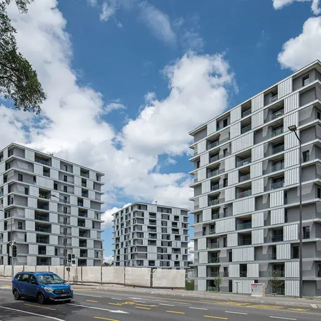 Façade sur mesure avec panneaux de brise-soleil mobiles