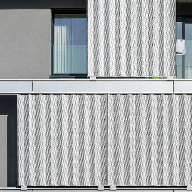 Vue de face des panneaux de pare-soleil mobiles en métal déployé