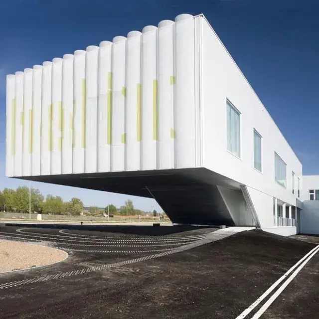 Vue latérale du bâtiment en métal déployé blanc